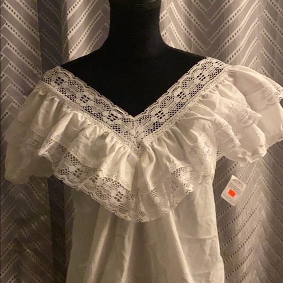 White top - Picture 2 of 4